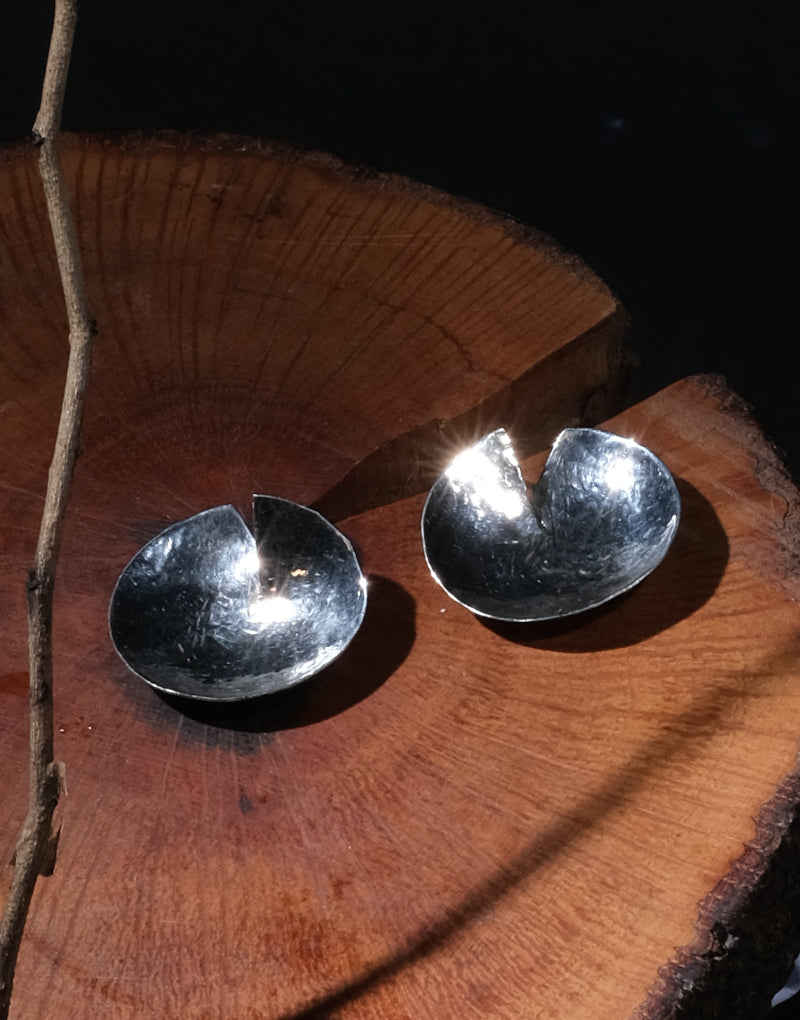 Lunar studs